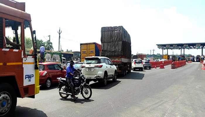 மதுரை கப்பலூர் சுங்கச்சாவடி கண்டனம்: வாகனங்களுடன் முற்றுகைப் போராட்டம் 