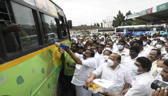 வேளாண் சட்டங்கள் வாபஸ்: இனிப்பு வழங்கிய தமிழக வேளாண்துறை அமைச்சர்