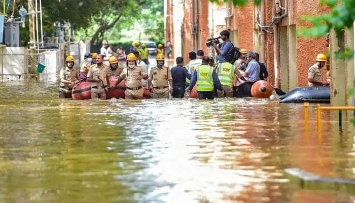 மழையால் குளம் குட்டைகளாக மாறிய சாலைகள்: தத்தளிக்கும் தலைநகரம்