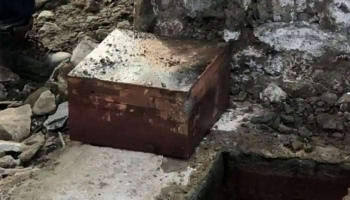 Time capsule: 130 ஆண்டுகள் பழமையான சிலைக்கு அடியில் இருந்து கால இயந்திரம் கண்டுபிடிப்பு title=