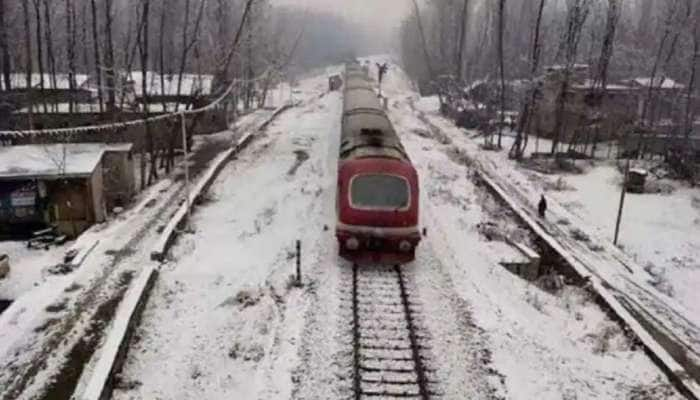 Freezing Train: இது பொம்மை ரயில் அல்ல! வெண்பனி சூழ்ந்த காஷ்மீர் ரயில்