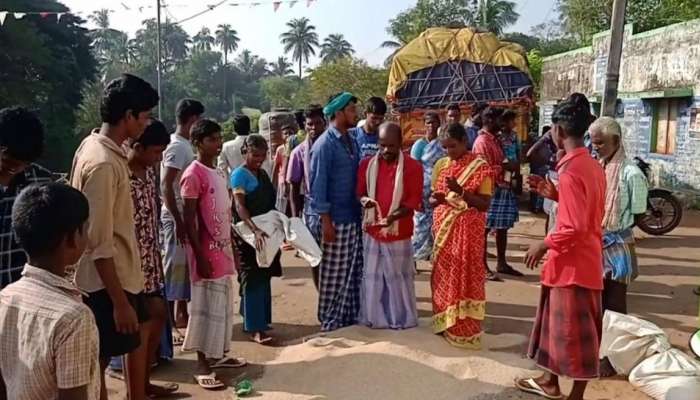 தரமற்ற ரேஷன் அரிசி: லாரியை சிறை பிடித்து பொதுமக்கள் போராட்டம் title=