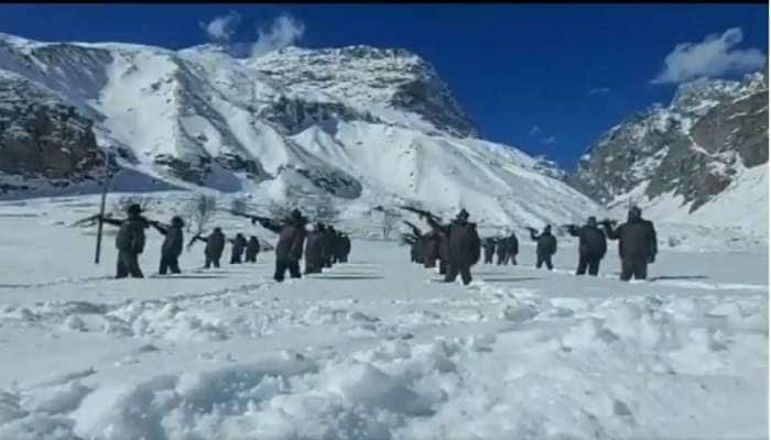 உறை பனியால் மூடிய மலையில் விடாமல் பயிற்சி செய்யும் ITBP வீரர்கள் - வைரல் வீடியோ title=