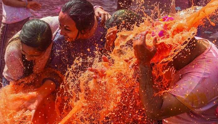 HOLI 2022: கொரோனாவுக்கும் கலர் பூசிய கோலாகலமான ஹோலி கொண்டாட்ட புகைப்படங்கள்