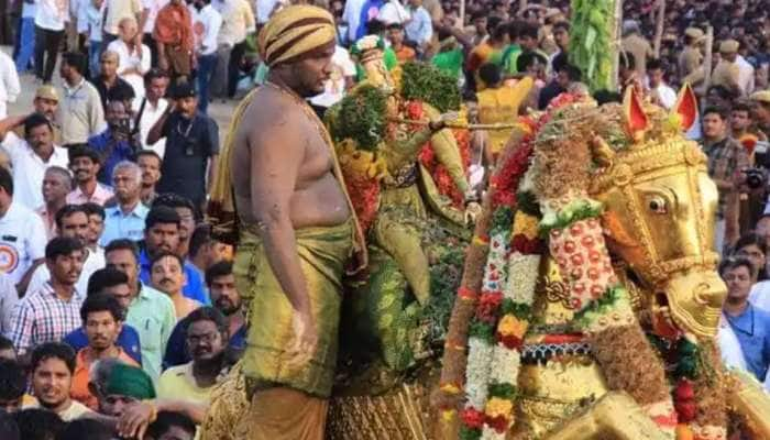 தங்க குதிரை வாகனத்தில் எழுந்தருளிய கள்ளழகர்; எதிர்சேவையில் மக்கள் பரவசம்