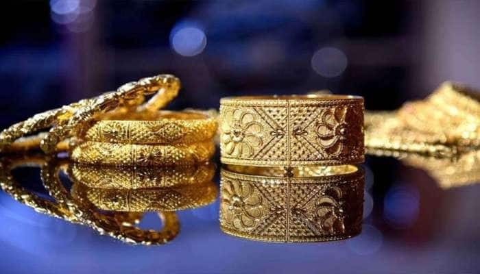 Gold Price: தொடர்ந்து சரியும் தங்கத்தின் விலை; மகிழ்ச்சியில் இல்லதரசிகள் title=