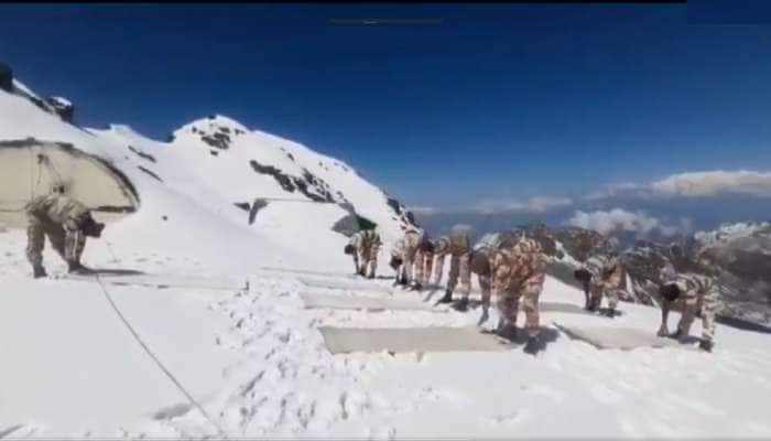 Viral Video: பனி மூடிய இமயமலையில் 15,000 அடி உயரத்தில் ITBP வீரர்களின் யோகா பயிற்சி