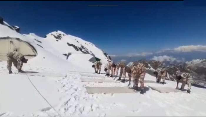 Viral Video: பனி மூடிய இமயமலையில் 15,000 அடி உயரத்தில் ITBP வீரர்களின் யோகா பயிற்சி title=