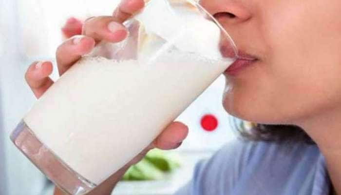 Milk Benefits: பாலை ஹாட், கோல்ட், எப்படி குடிக்க வேண்டும்? எப்போது குடிக்க வேண்டும்?  title=