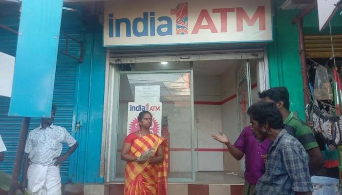 ATM இயந்திரத்தில் வந்த கிழிந்த ரூபாய் நோட்டுகள் - வாடிக்கையாளர்கள் அதிர்ச்சி!