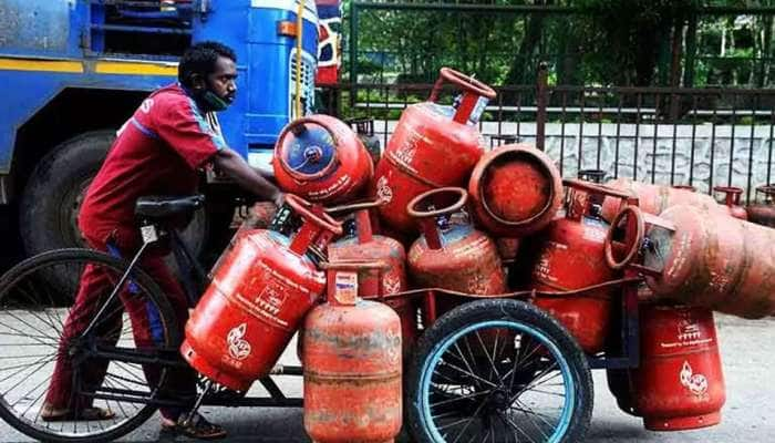 LPG Gas Connection: கேஸ் கனெக்ஷன் விலை கடும் உயர்வு ; மக்கள் வேதனை title=