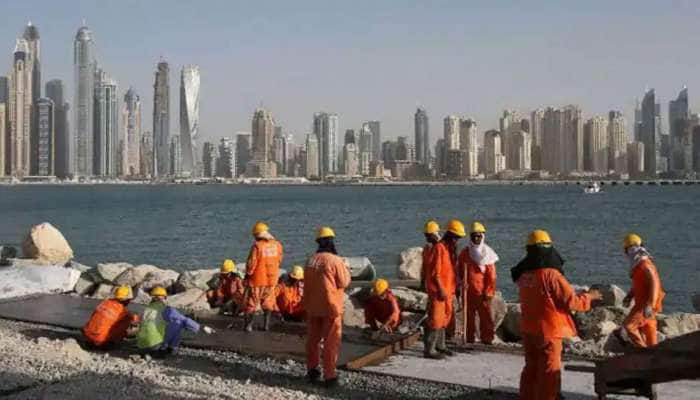 UAE: தொழிலாளர் ஊதிய பிரச்சனைகளை தீர்க்க மனித வள மேம்பாட்டு அமைச்சக தலைமையில் குழு