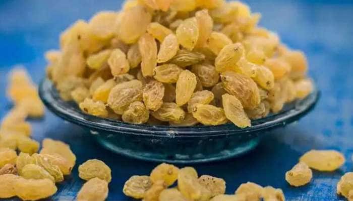 உலர் திராட்சையின் பலன்களை முழுமையாக பெற வேண்டுமா; இப்படி சாப்பிடுங்க