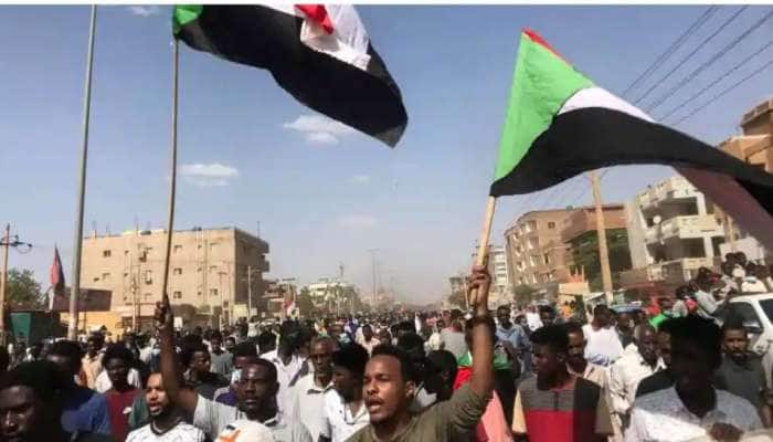 Sudan protest: சூடானில் ஆட்சி கவிழ்ப்பை எதிர்த்த போராட்டக்காரர்களில் 9 பேர் பலி title=