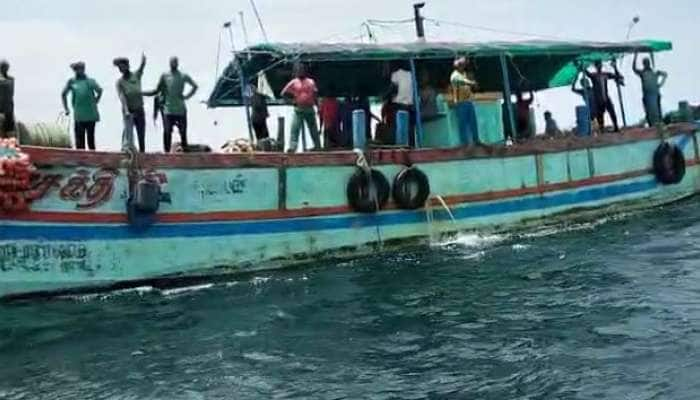 நடுகடலில் பரபரப்பு! ஆய்வுக்கு சென்ற படகை கவிழ்க்க மீனவர்கள் முயற்சி title=