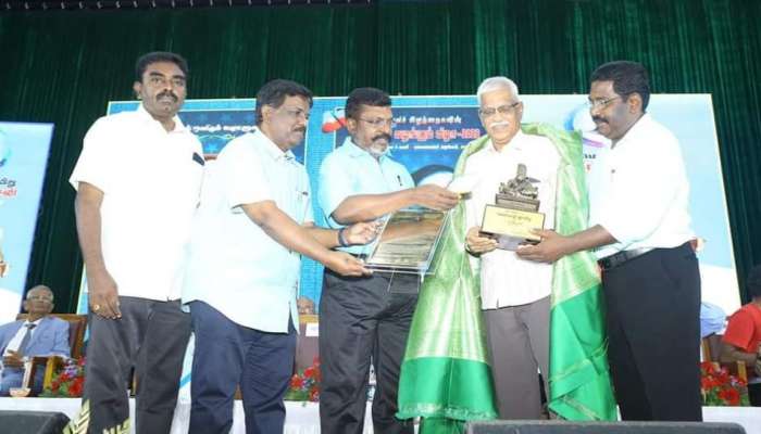 VCK Awards: விருதுடன் தலா 50000 ரூபாய்க்கான பொற்க்கிழியும் வழங்கப்பட்டது