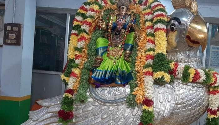 வெள்ளி கிளி வாகனத்தில் எழுந்தருளி அருள்பாலித்த மதுரை மீனாட்சியம்மன்