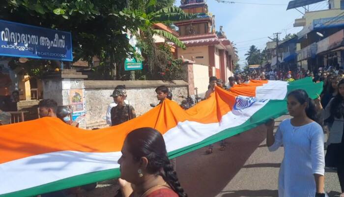 தமிழக கேரள எல்லையில் மாநில ஒற்றுமையை பறைசாற்றும் பிரமாண்ட சுதந்திர தின பேரணி!