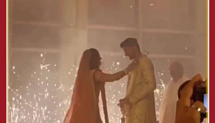 Funny Wedding Video: Bride, Groom did this Strange thing on Stage, Netizens Love it