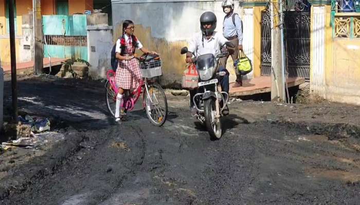 சாலையில் அள்ளிப்போடப்பட்ட சாக்கடை கழிவுகள்; வாகன ஓட்டிகள் அவதி! title=