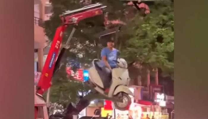 Viral Video: இதெல்லாம் ரொம்ப ஓவரா தெரியலை... கிரேனில் ஸ்கூட்டருடன் தொங்கும்  நபர்!