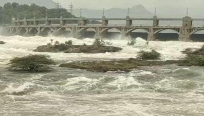 மேட்டூர் அணையில் நீர் வெளியேறும் அளவு ஒரு லட்சத்து 30 ஆயிரம் ஆகா உயர்வு! 