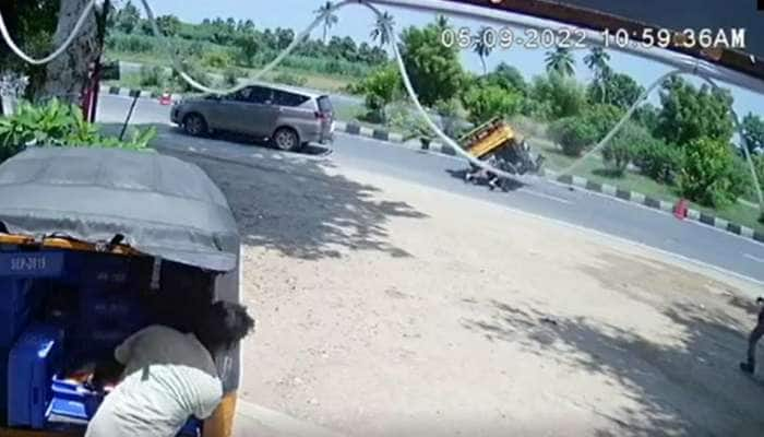 Shocking Video: சாலையில்  உருண்டோடிய ஆட்டோ; சிதறி விழுந்த பயணிகள்! title=