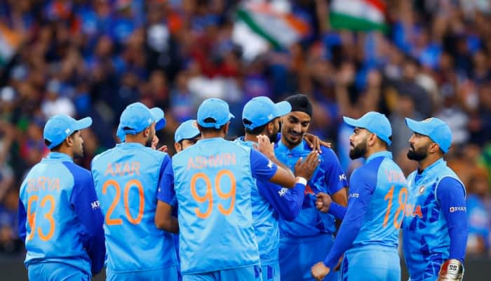 IND vs PAK : தொடங்கியது திருவிழா... இந்தியா பந்துவீச்சு - பாபர், ரிஸ்வான் அவுட்; மிரட்டும் அர்ஷ்தீப்! title=