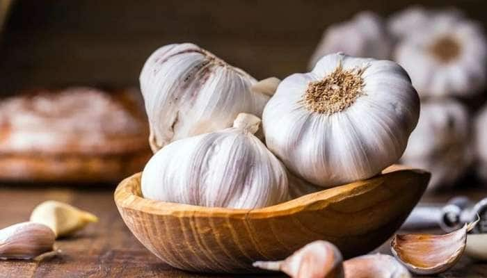 Garlic Side Effects: அளவிற்கு மிஞ்சிய பூண்டு கல்லீரலை பாதிக்கும்!  title=