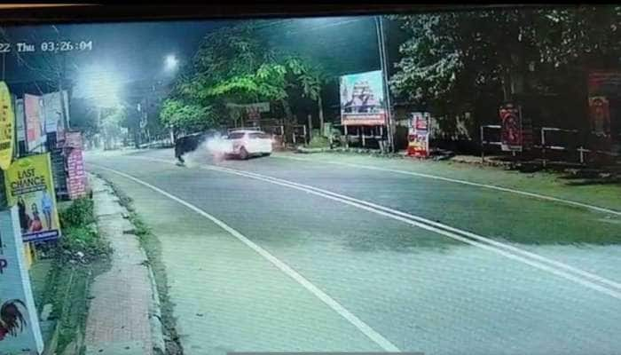 நேருக்கு நேர் மோதிக் கொண்ட கார்கள்... மனம் பதற வைக்கும் CCTV காட்சிகள்! title=