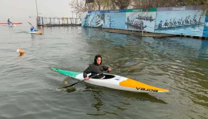 Water Sports In Srinagar: உறைய வைக்கும் குளிரிலும் நீர் விளையாட்டில் உச்சம் தொடும் காஷ்மீரி வீராங்கனைகள் title=