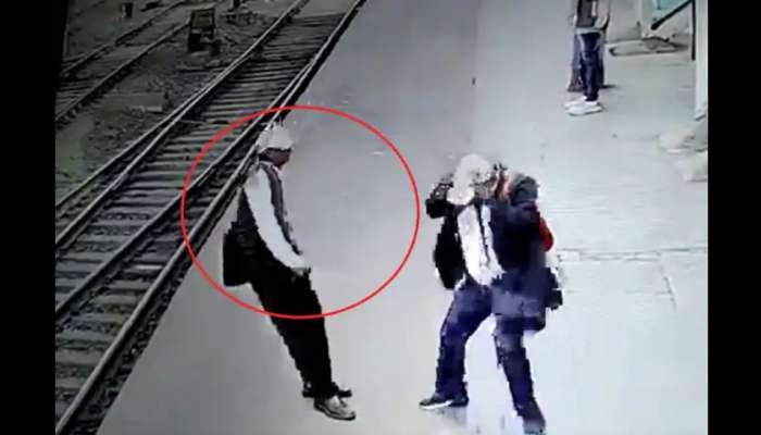 Shocking Video: ரயில் நிலையத்தில் TTE மீது விழுந்த உயர் மின்னழுத்த  கம்பி!