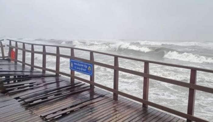 Cyclone Mandous Live: மாண்டஸ் கொடுத்த அடி.... மெரினாவில் ஆரம்பித்தது சேதம்