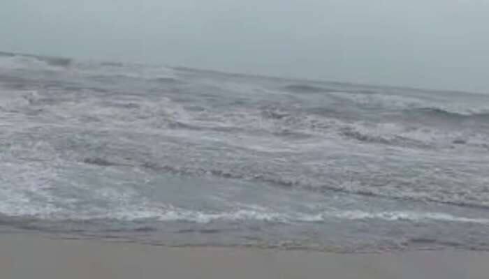 Cyclone Mandous: மாண்டஸ் பயுலால் மெரீனாவில் ஏற்பட்ட சேதம்; மக்கள் கூட்டமில்லாமல் வெறிச்சோடியது