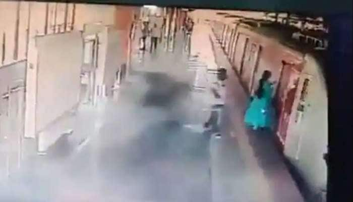 Video: மெட்ரோ ரயில் கதவில் மாட்டிய ஆடை... பிளாட்பார்மில் இழுத்து செல்லப்பட்ட பெண் title=