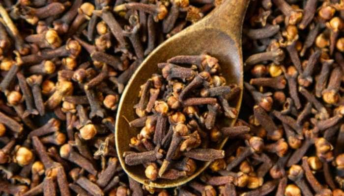 Cloves Benefits: வெறும் வயிற்றில் 2 கிராம்பு…இவ்வளவு நன்மைகள் இருக்கா? title=