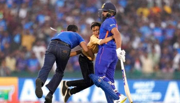 Ind vs NZ: மைதானத்திற்குள் ரோஹித் சர்மாவை கட்டிபிடித்த ரசிகர்! பிறகு என்ன ஆனது என்று பாருங்கள்!