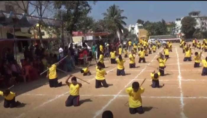 ஓசூர்: 100 பள்ளி மாணவர்கள் 2 மணி நேரம் தொடர்ச்சியாக சிலம்பம் சுற்றி உலக சாதனை