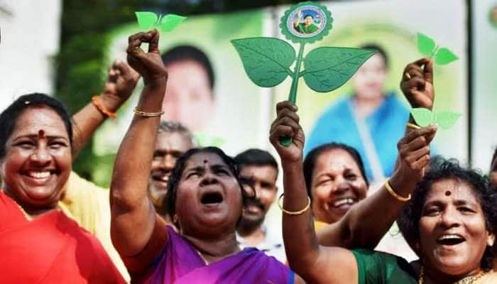 ஈரோடு கிழக்கு இடைத்தேர்தல்: ஓபிஎஸ் தரப்பு வேட்பாளர் வாபஸ்; தப்பித்த இரட்டை இலை