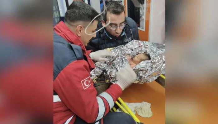 Turkey earthquake: 90 மணி நேரங்களுக்கு பின் உயிருடன் மீட்கப்பட்ட 10 நாள் குழந்தை!