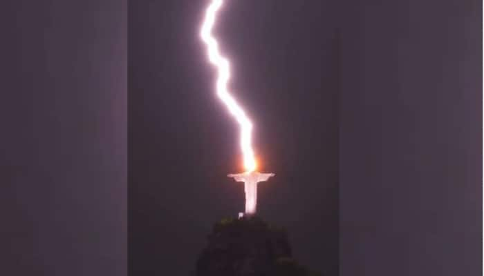 Brazil Statue lightning: இயேசுவின் தலையில் திடீரென தெரிந்த ஒளி... நொடியில் சிக்கிய புகைப்படம்