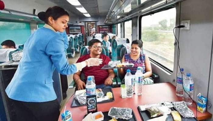 Indian Railways ஜாக்பாட் செய்தி: ரயிலில் பயணிகளுக்கு இலவச உணவு, மக்கள் ஹேப்பி  title=