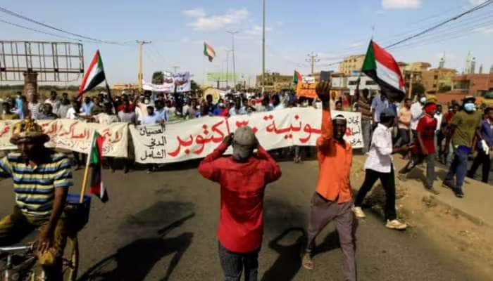 Sudan Violence: சூடானில் இருந்து இந்தியர்கள் உட்பட 11 நாட்டு மக்களை வெளியேற்றியது சவூதி அரேபியா title=