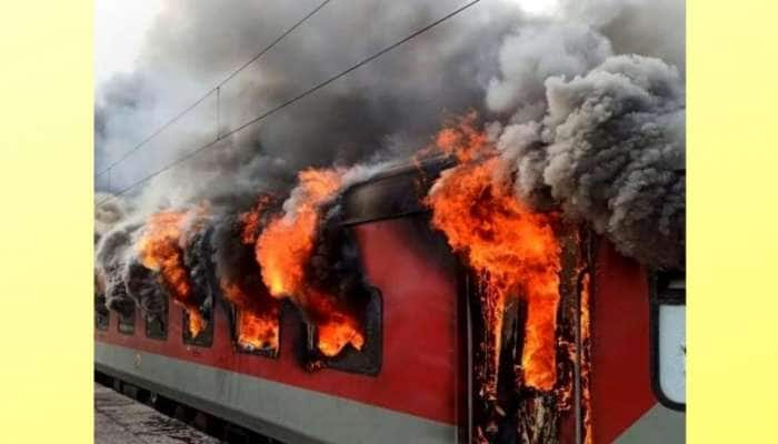 Train Fire: மத்தியப் பிரதேசத்தில் ஓடிக் கொண்டிருந்த ரயில் தீப்பற்றி எறிந்தது title=