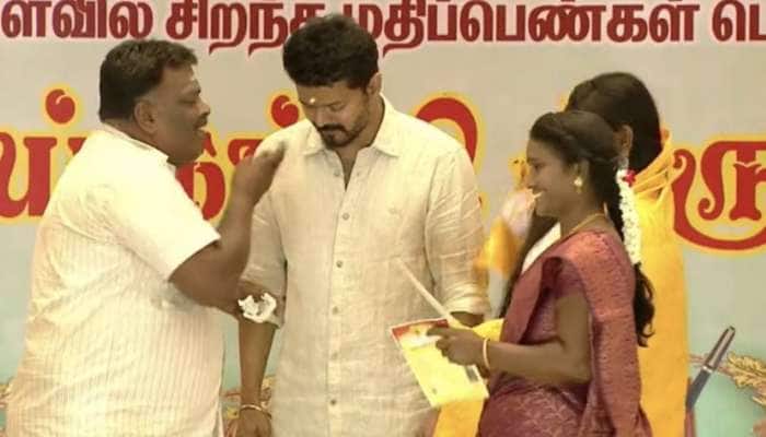 அரசியல் கருத்தை கூறிய மாணவரின் தந்தை! விஜய்யின் ரியாக்சன் வைரல்!