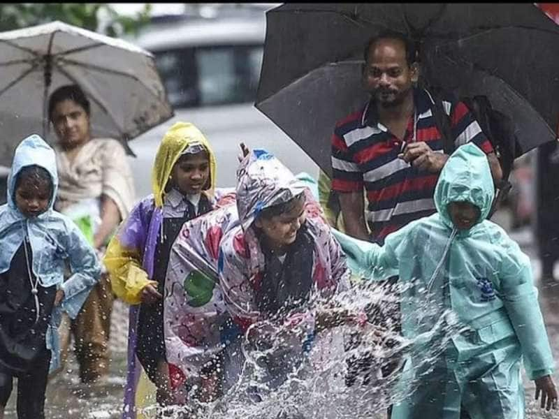 தமிழகத்தில் கொட்டித்தீர்க்கும் கனமழை! எந்தெந்த மாவட்டங்களில் பள்ளிகளுக்கு விடுமுறை? 