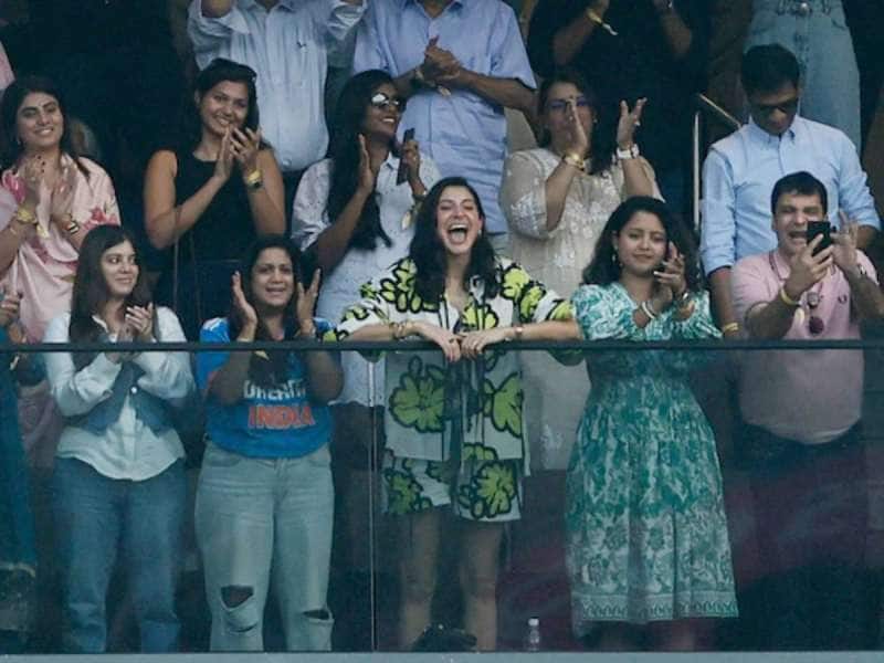 IND vs NZ: அனுஷ்கா ஷர்மா அணிந்திருந்த ட்ரெஸ்ஸின் விலை இவ்வளவா?