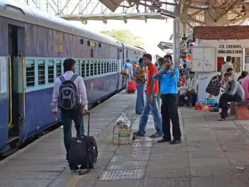 Indian Railways: ஹோட்டல் எல்லாம் தேவையில்லை.... 100 ரூபாயில் ரிடயரிங் ரூம் கிடைக்கும்..! title=