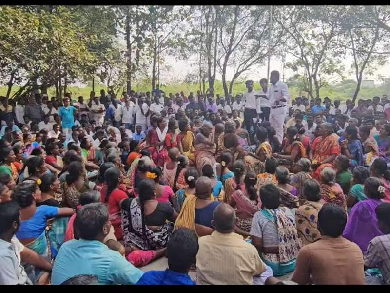 நெசவு தொழிலாளர்கள் கூலி உயர்வு கேட்டு ஆர்ப்பாட்டம்.. திருத்தணியில் பரபரப்பு! title=