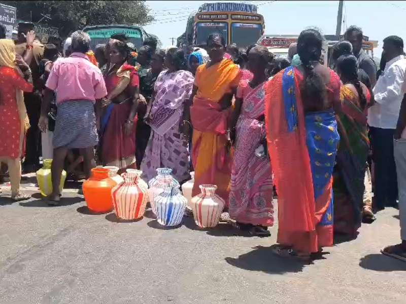 குடிநீர் இன்றி தவிக்கும் மக்கள்...   காலி குடங்களுடன் நடத்திய போராட்டம்!